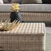 Vidéki vintage stílusú,, natúr színű műrattan kerti asztal.